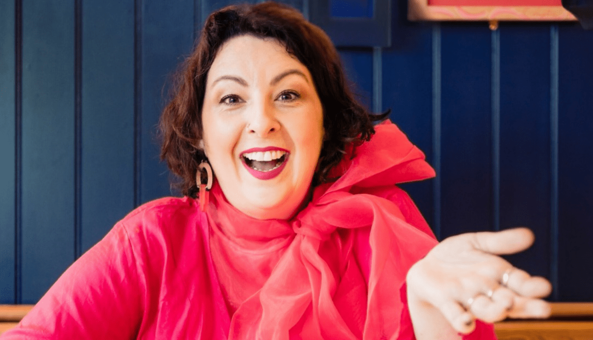 Donner Voix à la Surdité avec l’Humoriste, Actrice et Auteure Samantha Baines