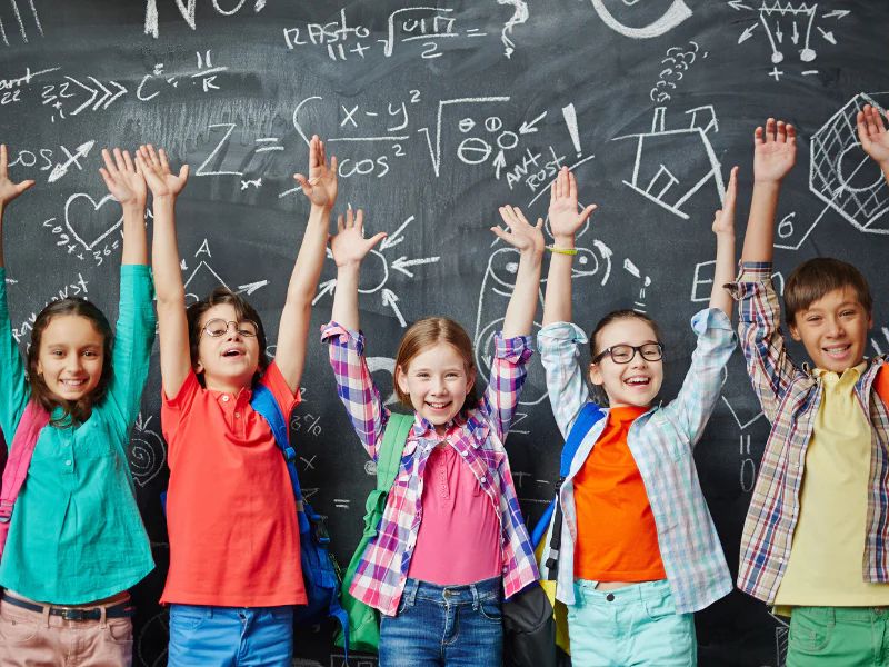 Enfants apprenant en s’amusant à l’école, illustrant l’efficacité des jeux pédagogiques pour l’éducation