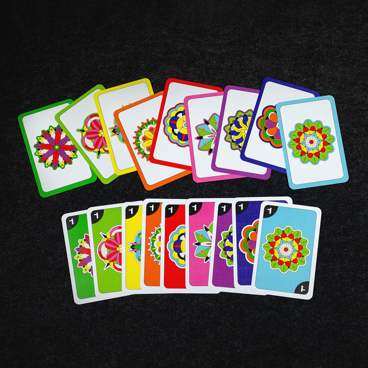 des cartes éaler de maniere a pouvoir observer les differentes fleurs