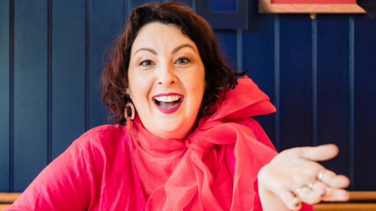 Donner Voix à la Surdité avec l’Humoriste, Actrice et Auteure Samantha Baines