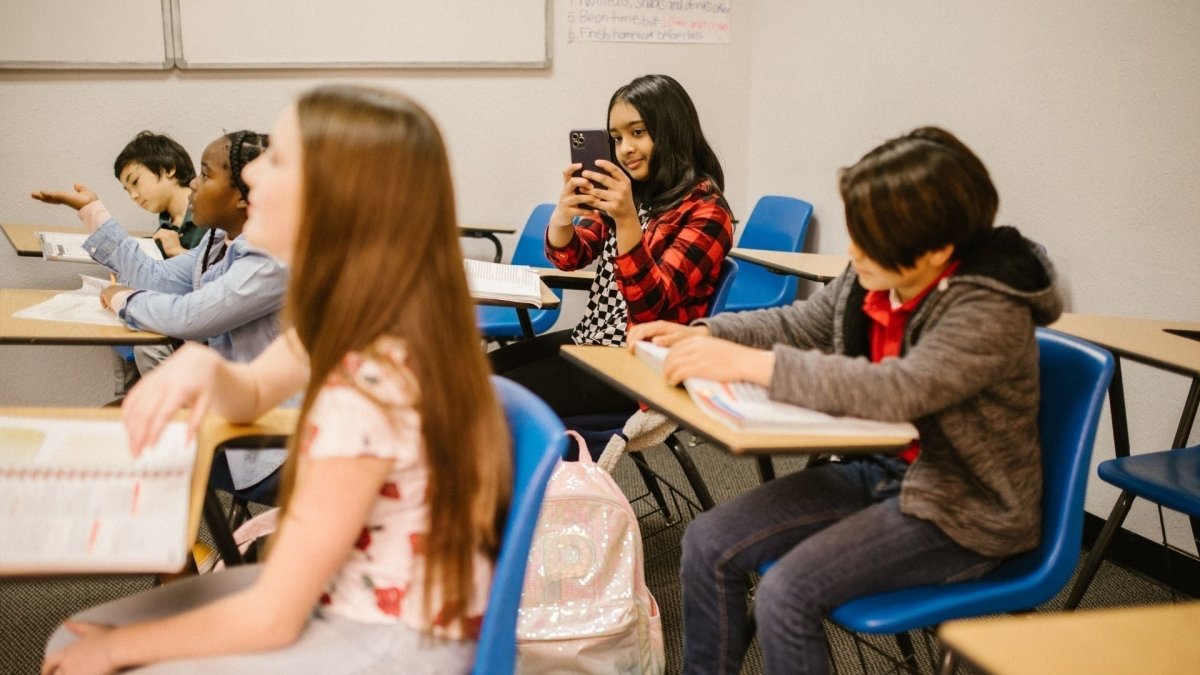 Des adolescents en classe participent à une activité éducative sur les émotions et les limites, illustrant l’importance de l’éducation affective.